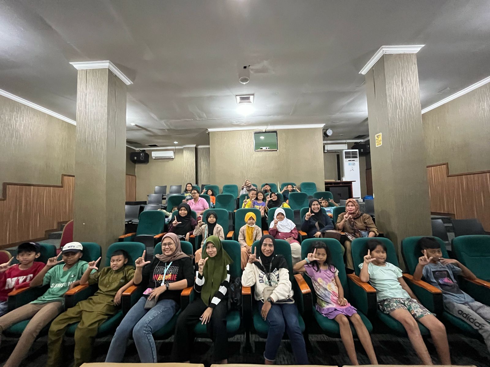 Menonton Film Edukasi